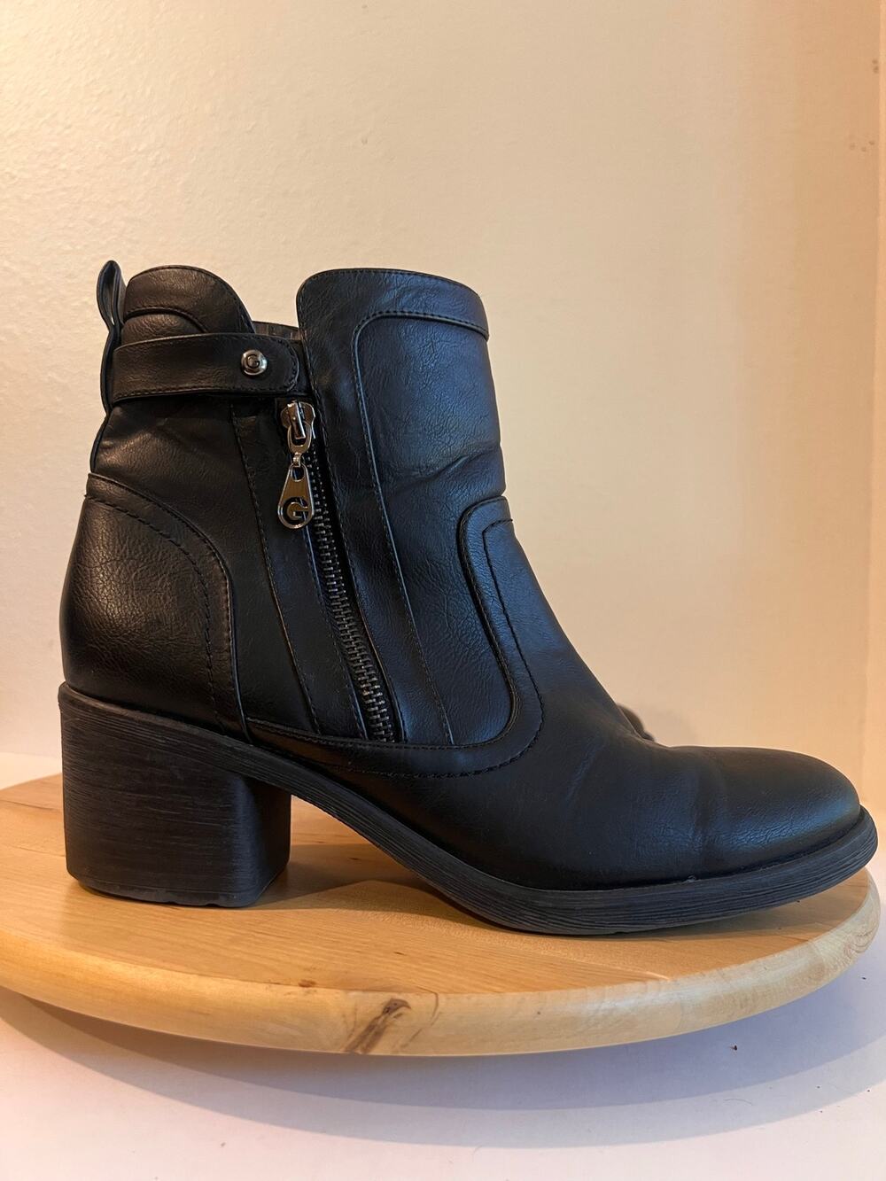 Guess Black Leather Stitched Zip Up Ankle Bootie Size 10
